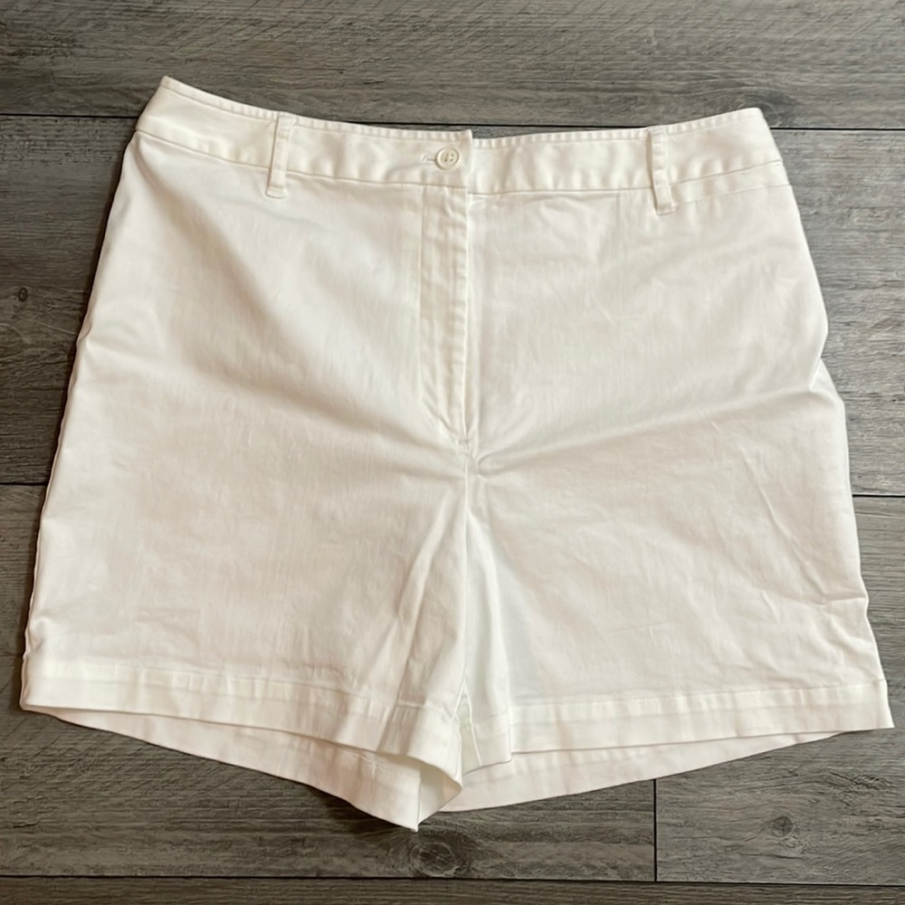 Harold's,‎ size 10, white shorts, 4.5" inseam, 11" rise